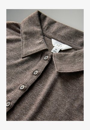 Rudas megztas polo marškinėliai su minkšta tekstūra, su apykakle, penkiomis pilkomis mygtukais ir etiketė, nurodanti dydį M, pagaminti Bangladeše.