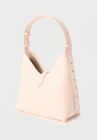 Τσάντα ώμου από ροζ δέρμα με κυρτό σχήμα, ρυθμιζόμενο λουράκι και λεία υφή. Διακριτικό μυτερό κλείσιμο με καπάκι και ανάγλυφο λογότυπο.