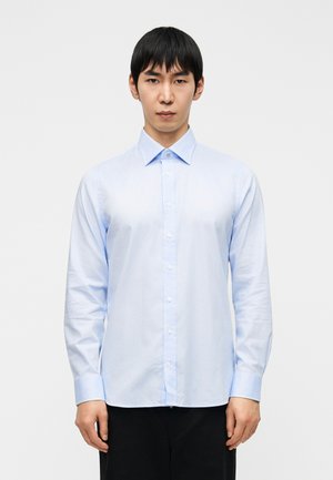 DOBBY ENGINEERD SLIM FIT SHIRT - Skjorter - light blue