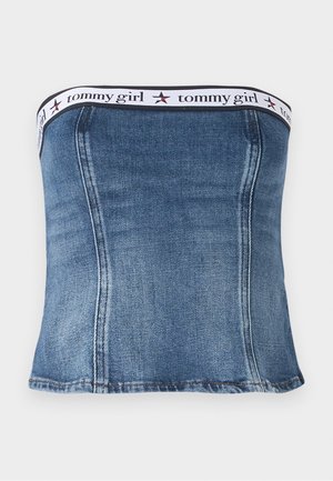 Top sans bretelles en denim avec une coupe ajustée, doté d'une bande élastique blanche avec le logo "tommy girl" et des accents d'étoiles rouges près du haut.