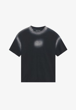 Musta puuvillateeppari, jossa on rento malli. Sen olkapäissä on häivytysvaikutelma ja rinnassa hienovarainen graafinen logo.