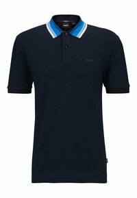 Marinblå pikétröja i bomull med en tvåknappslucka, krage med kontrasterande blå och vit rand, samt subtil logotypdetaljering.