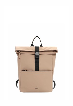 Beżowy plecak z rolowanym zamknięciem, czarnym paskiem z klamrą, przednią kieszenią na zamek, górnym uchwytem i regulowanymi paskami na ramiona.