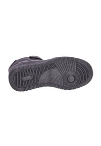 Suela de zapato de goma negra con una superficie texturizada, que presenta estrías y un patrón circular. Incluye una sección plana y un diseño de tacón redondeado.