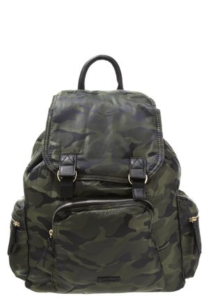 Zielony i czarny plecak w kamuflażu z klapą, przednią kieszenią na suwak, dwoma bocznymi kieszeniami na suwak oraz uchwytem na górze.