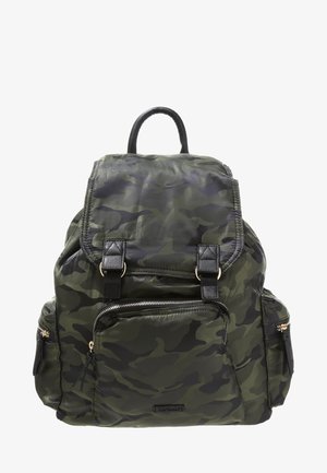 Mochila de camuflaje verde y negro con solapa, bolsillo frontal con cremallera, dos bolsillos laterales con cremallera y asa superior.