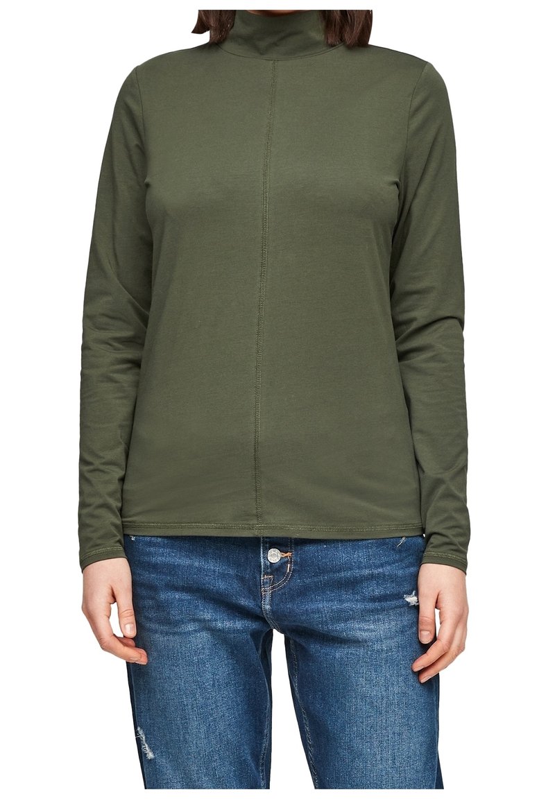 Olijfgroene langslavige top met een opstaande nek, voorzien van een naaddetail aan de voorkant en zachte, rekbare stof. Gecombineerd met blauwe distressed jeans.