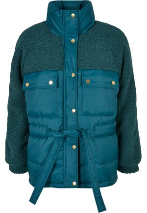 Doudoune turquoise avec un haut en polaire doux et texturé, accents de boutons dorés, deux poches avant et une taille ceinturée. Design à col haut.