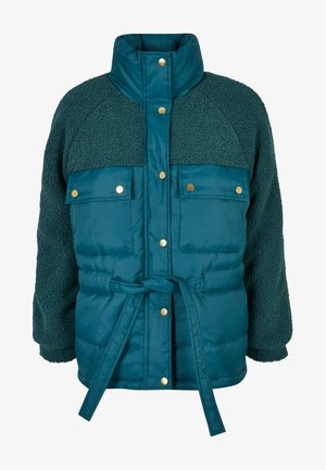 Miętowa kurtka puchowa z pluszową, teksturowaną górą, złotymi guzikami, dwiema przednimi kieszeniami i paskiem w talii. Wysoki kołnierz.