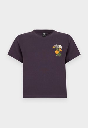 Camiseta de algodón morada con cuello redondo, con un diseño floral bordado y logo en el área del pecho izquierdo. Mangas cortas, corte holgado.