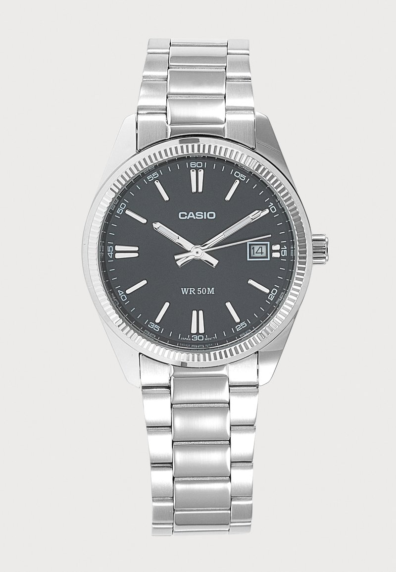 Montre-bracelet Casio en métal argenté avec cadran noir, index argentés, affichage de la date à 3 heures et bracelet à maillons.