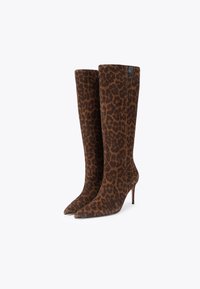 Bruine suède kniehoge laarzen met een luipaardprint, puntige neus en een stiletto hak. Bevat een decoratieve hardwareaccent.