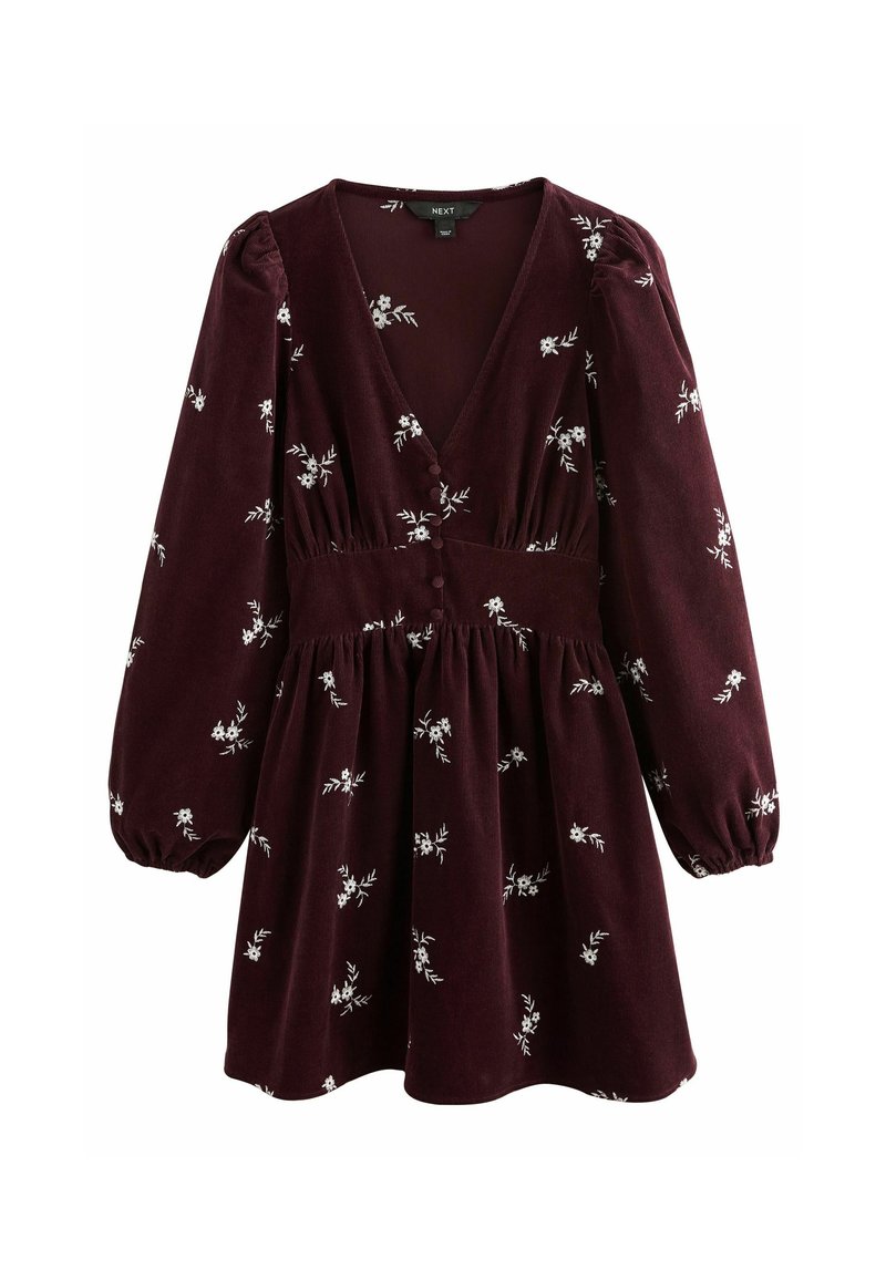 Robe en velours bordeaux avec un décolleté en V profond, de longues manches bouffantes, une broderie florale et une taille froncée. Détail de boutons à l'avant.