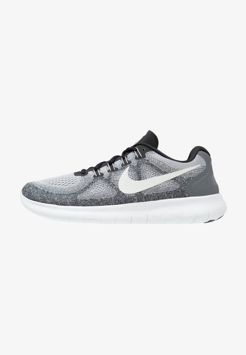 Šedé a černé sportovní boty s texturovaným pleteným svrškem, bílou podešví a výrazným bílým logem Nike na boku.