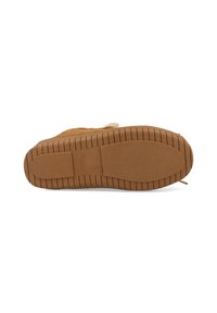 Bruin suède schoeisel met een gestructureerde rubberen zool, met een platte profiel en minimale details zoals het logo van de fabrikant en een gegraveerde maat.