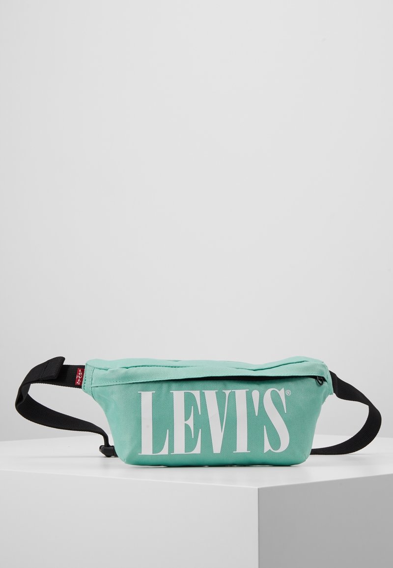 Marsupio teal chiaro realizzato in tessuto resistente. Presenta un audace logo bianco "LEVI'S", una cintura nera regolabile e una chiusura con zip.