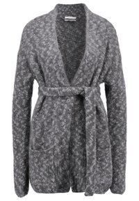 Šedý, měkký pletený cardigan s otevřeným předním dílem, dlouhými rukávy, velkými předními kapsami a odpovídajícím opaskem na pásu.