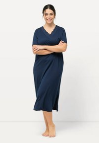 Námořnická modrá noční košile ke kolenům s krátkými rukávy a vlnkovaným výstřihem, zdobená výšivkou s otvory a bočními rozparky pro pohodlný pohyb.