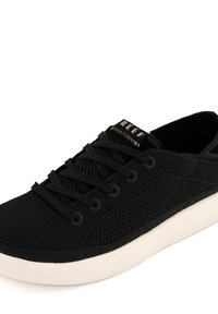 Schwarze Mesh-Sneaker mit abgerundetem Zehenbereich, schwarzen Schnürsenkeln und einer weißen Gummisohle. Die Zunge zeigt ein Markenlogo. Strukturierte Oberschicht für Atmungsaktivität.