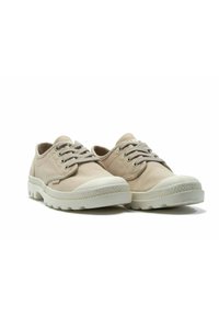 Beige Segeltuchschuhe mit runder Spitze, weißer Gummisohle und grauen Schnürsenkeln. Besitzen eine strukturierte Zehenkappe und Stickdetails im Obermaterial.