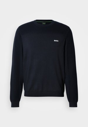 Maglione a maniche lunghe blu navy con collo a giro, con polsini e bordo a coste, presenta un piccolo logo bianco "BOSS" sul lato sinistro del petto.