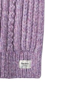 Strikket lilla beanie med ribbet tekstur, fremstillet af et blødt, blandet garn og en lille hvid etiket, der står "Pepe Jeans London."