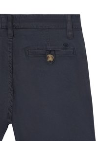 Pantalones de algodón color azul marino con una textura suave, un botón frontal con acabado dorado y un bolsillo trasero con una costura decorativa.