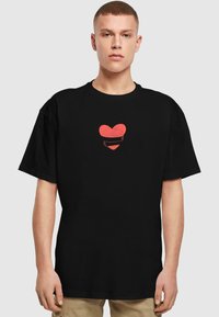 Merchcode HUGS & LOVE - HEART HUG HEAVY OVERSIZE  - Triko s potiskem - black