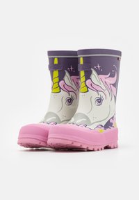 Botas de lluvia de goma con temática de unicornio, que presentan una base blanca, detalles en rosa, parte superior morada y suelas texturizadas rosas con un diseño caprichoso.