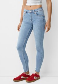 Bershka Jeans Skinny Fit - light-blue denim
