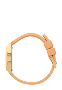 Reloj dorado con una cara rectangular, correa de silicona naranja y un cierre de metal. Presenta dos botones en el lateral y una textura suave.