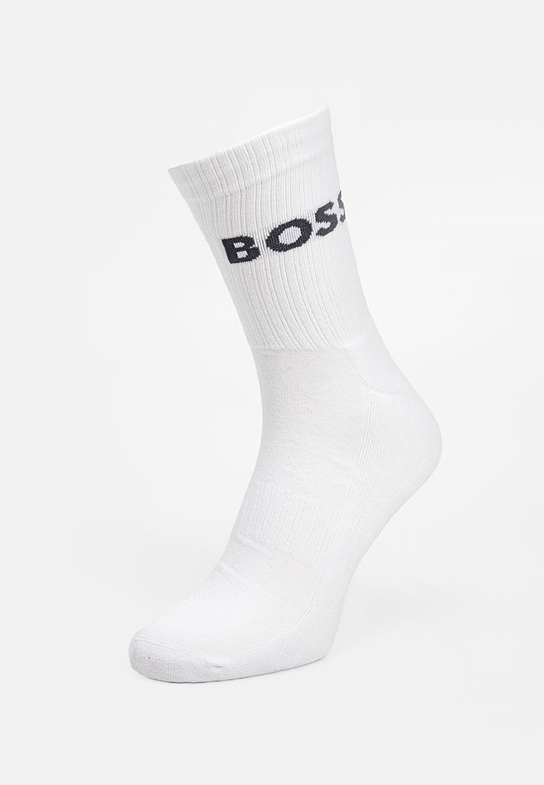 Weiße Baumwollcrew-Socke mit gerippter Textur und einem schwarzen "BOSS"-Logo auf dem Bündchen gedruckt.