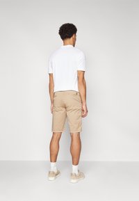 Lyle & Scott ANFIELD CHINO - Shorts - sand