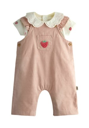Lyserød baby-heldragt med broderet jordbær på frontlommen, båret over hvid skjorte med jordbærprint og øjelyskantet krave.