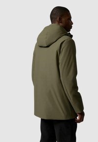 Giacca a vento verde oliva con cappuccio, dalla texture liscia, caratterizzata da un design semplice e una vestibilità dritta, vista da dietro con tasche nascoste.