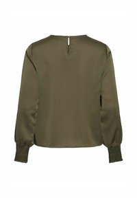 Olijfgroene blouse met lange mouwen, smockdetails bij de manchetten en een sleuteltje met knoopsluiting aan de achterkant van de hals.
