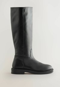 Hohe schwarze Lederstiefel mit glatter Textur, abgerundeter Spitze und minimalistischem Design. Sie haben eine flache Sohle und subtile Nähdetails.