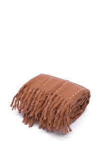 Sciarpa di lana marrone piegata con estremità frangiate e linee cucite bianche su uno sfondo bianco.