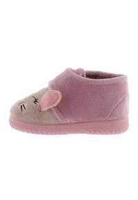 Chaussons en peluche rose avec une texture douce, présentant un design de souris, un bout rond et des oreilles cousues. Semelle en caoutchouc pour une bonne adhérence.