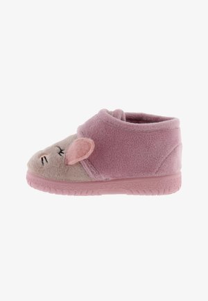 Chaussons en peluche rose avec une texture douce, présentant un design de souris, un bout rond et des oreilles cousues. Semelle en caoutchouc pour une bonne adhérence.