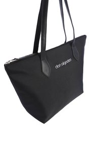 Bolso tote negro hecho de nylon texturizado, con asas de cuero liso y cierre de cremallera. Logo en la parte frontal en blanco.