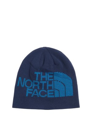 Berretto in maglia blu scuro con grande logo "The North Face" azzurro e nome sulla parte anteriore, mostrato su sfondo bianco semplice.