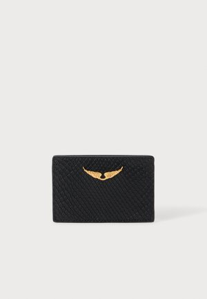 Portafoglio nero con texture e stemma alato dorato centrato sul fronte, mostrato su uno sfondo grigio chiaro.