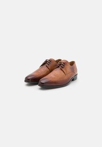 Zapatos de vestir de cuero marrón con un patrón texturizado, punteras redondeadas y acentos pulidos oscuros. Cuentan con cordones y un tacón bajo.