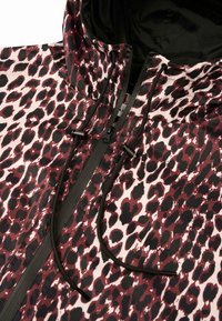 Wodoodporna kurtka z fioletowo-czarnym wzorem w panterkę, z zamkiem z przodu, regulowanym kapturem i czarnymi sznurkami do ściągania.