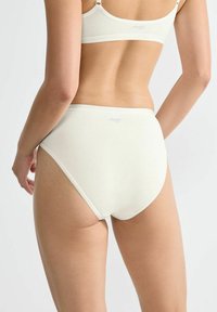 Weiße Baumwollmischung-Unterwäsche mit hohem Taillen-Design, glatter Textur und dezentem Branding auf dem Bund. Rückansicht angezeigt.