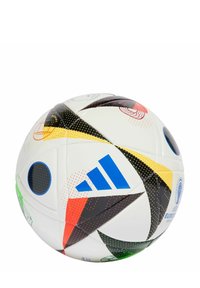Ballon de football blanc avec des panneaux multicolores en noir, rouge, jaune et vert. Il présente un logo Adidas bleu et divers motifs.