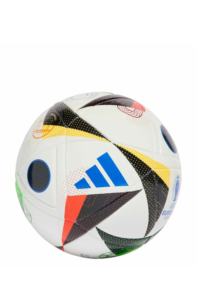 Ballon de football blanc avec des panneaux multicolores en noir, rouge, jaune et vert. Il présente un logo Adidas bleu et divers motifs.