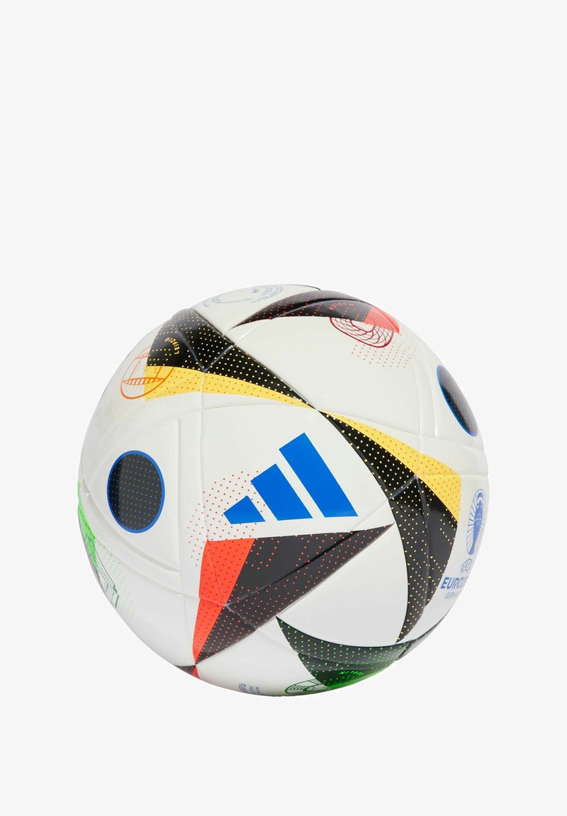 Pallone da calcio bianco con pannelli multicolori in nero, rosso, giallo e verde. Presenta il marchio Adidas blu e vari motivi.