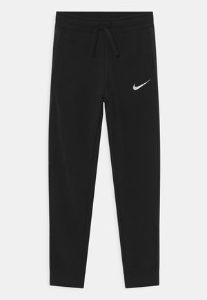 Zwarte atletische joggingbroek met elastische tailleband en trekkoord, zijzakken, taps toelopende pijpen, en wit Nike Swoosh-logo op de linkerdij.